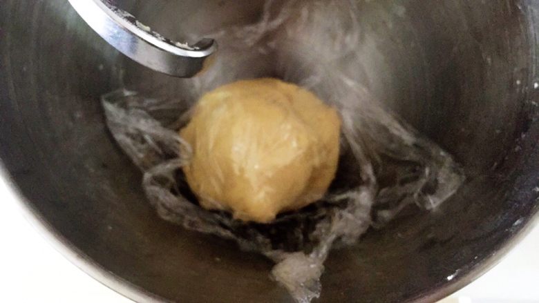 土豆焖猫耳朵,继续盖上保鲜膜醒发15分钟
第一次醒发完后你会发现面团变得光滑了
按上面步骤,醒发15分钟和面2分钟,如此重复4-5次,面团就制作完成