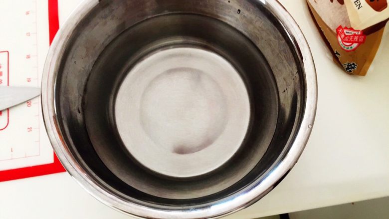 土豆焖猫耳朵,准备2盆冷水