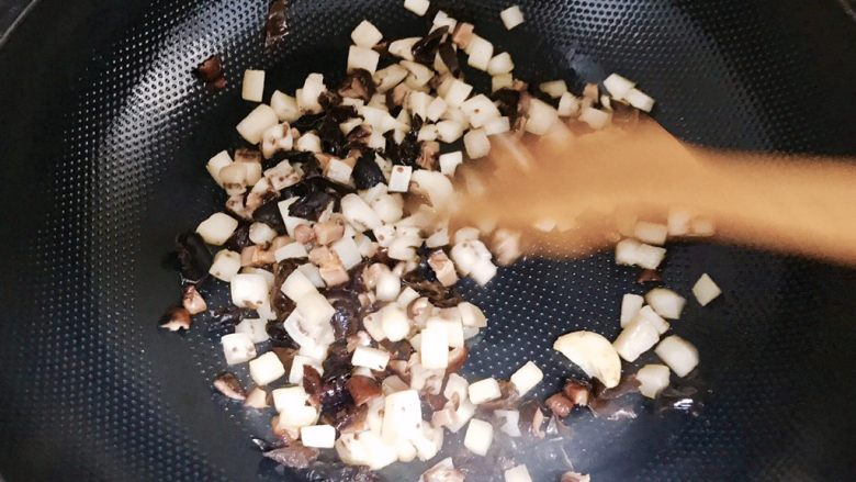 香菇茄子焖面,炒炒炒,炒均匀