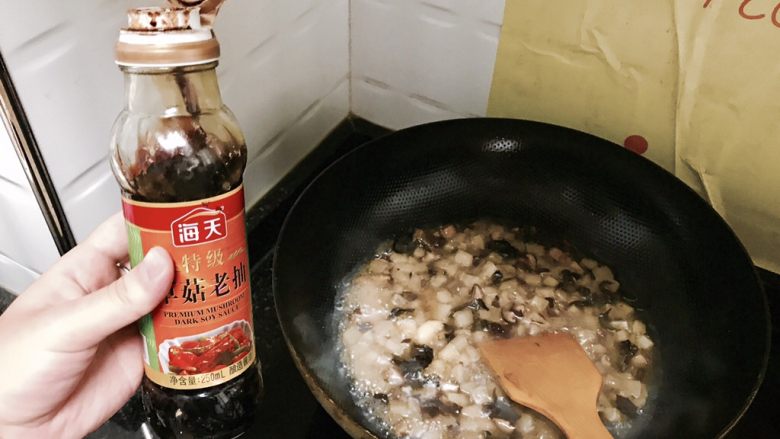 香菇茄子焖面,<a style='color:red;display:inline-block;' href='/shicai/ 762'>老抽</a>倒入一些,让颜色更好看