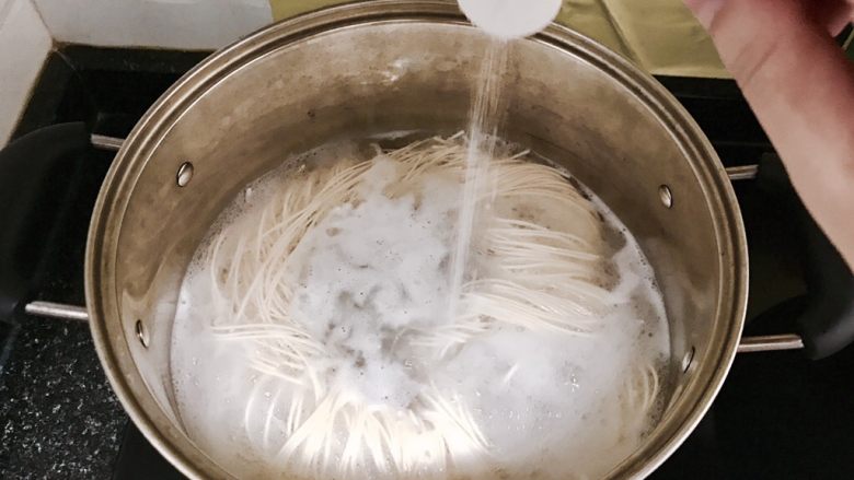 香菇茄子焖面,水烧开以后,加入面条,加入盐,这样在煮面的时候,面条才不会粘在一起