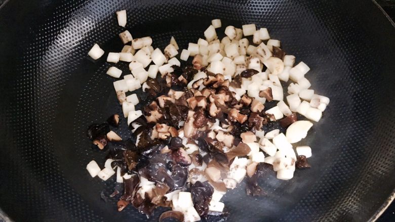 香菇茄子焖面,茄子丁炒软以后,加入香菇和云耳