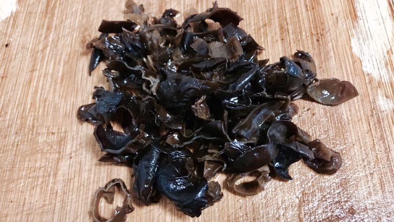 香菇茄子焖面,把泡发好的云耳切碎,香菇也一样