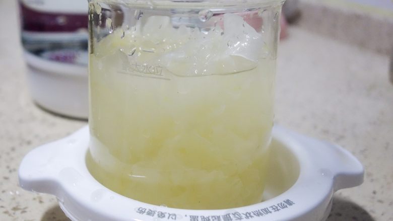 神秘梦幻的星空银耳做法居然这么简单!,炖盅倒入水在最高水位这,大概盖住银耳即可