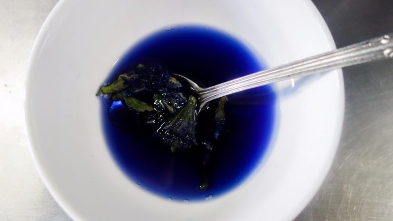 神秘梦幻的星空银耳做法居然这么简单!, 将蝶豆花放适量热水提前泡开备用,颜色越浓效果越好