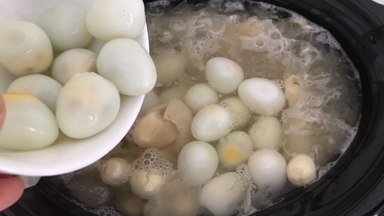 花胶莲子银耳糖水,煮至中途一半时间,加入鹌鹑蛋
