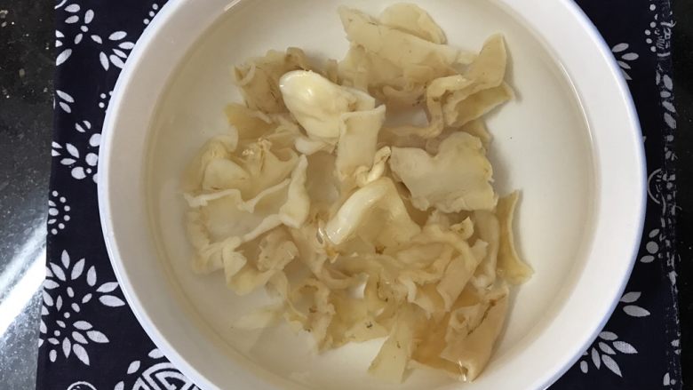 花胶莲子银耳糖水,泡好的花胶,捞起备用
如果不习惯花胶腥味的,可以用一锅水加点料酒,姜,葱煮至沸腾,把花胶放进去焯水再煮糖水,这样可以去掉一部分腥味
另加几颗红枣一起也可以起去腥作用
我从小在海边长大,所以对这点点腥是完全免疫的😄