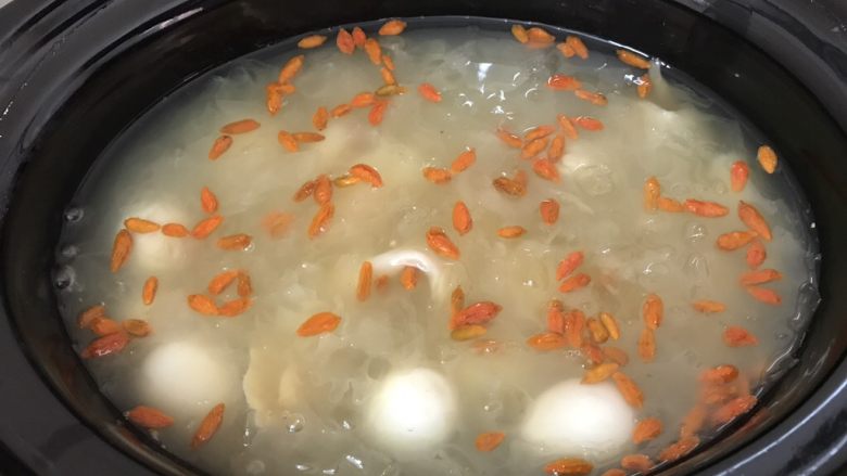 花胶莲子银耳糖水,再煮20分钟就可以了!
因为这个糖水煮的时间比较长,枸杞太早放会煮得过烂,不好看!所以我觉得出锅前煮一二十分钟就行了!
喜欢红枣的也可以加几颗一起煮哟!