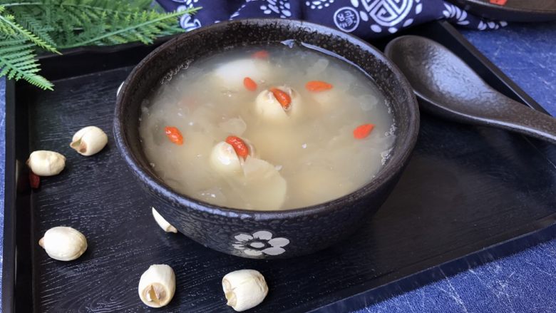 花胶莲子银耳糖水,我非常喜欢的一款甜品,夏天放冰箱里冷藏过后再喝,解暑解渴又解饿!
秋冬里喝一碗暖暖的,滋润又美容哟!