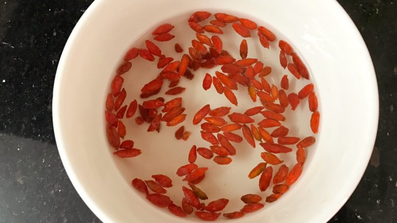 花胶莲子银耳糖水,起锅前20分钟,洗干净一小掫<a style='color:red;display:inline-block;' href='/shicai/ 673'>枸杞</a>