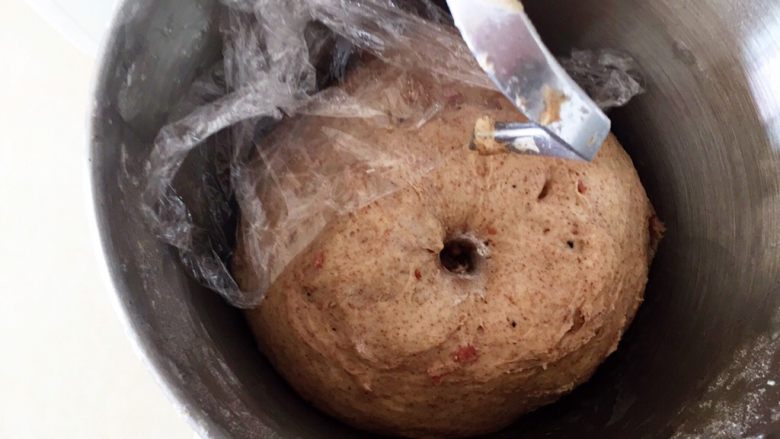 芝士黑麦土豆培根软欧,手指蘸粉戳孔,不塌陷不回缩,发酵完成