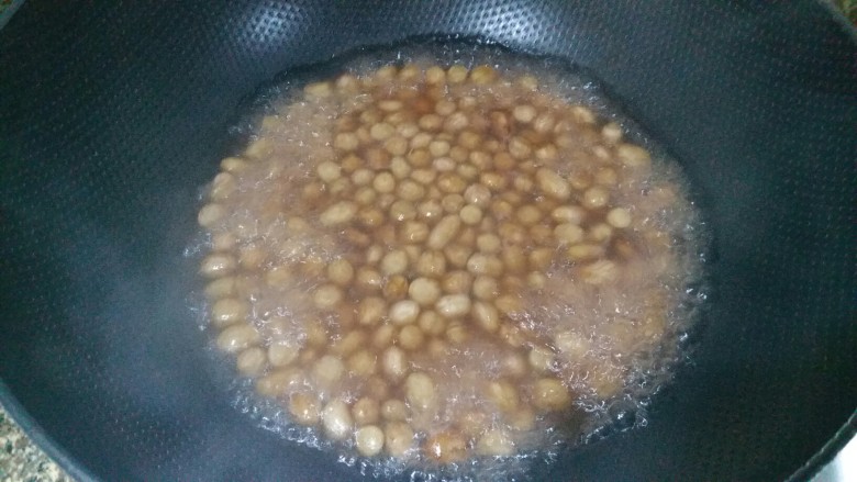 醋泡花生,煮开后煮10分钟,这样是去花生的腥味