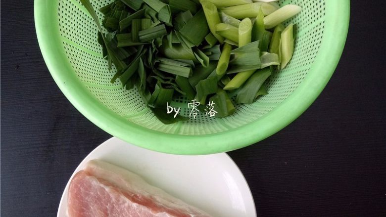 蒜苗回锅肉,备好食材：<a style='color:red;display:inline-block;' href='/shicai/ 212002'>猪后腿肉</a>洗净，<a style='color:red;display:inline-block;' href='/shicai/ 3349'>蒜苗</a>洗净切段，蒜白<a style='color:red;display:inline-block;' href='/shicai/ 3349'>蒜苗</a>分开放；