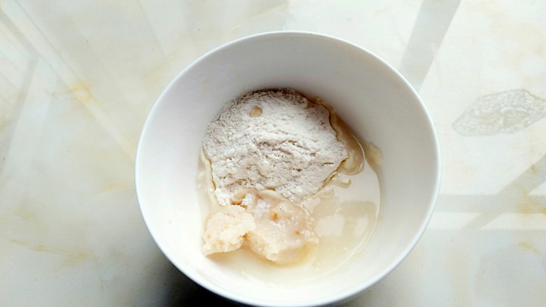 鲜肉酥皮月饼,水油皮:中筋粉40克,<a style='color:red;display:inline-block;' href='/shicai/ 406'><a style='color:red;display:inline-block;' href='/shicai/ 406'>猪油</a></a>12克,温水17克,糖3克混合。