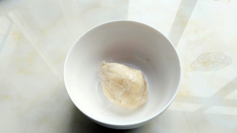 鲜肉酥皮月饼,揉捏成团,用力揉面5分钟,盖上保鲜膜醒面2个小时。