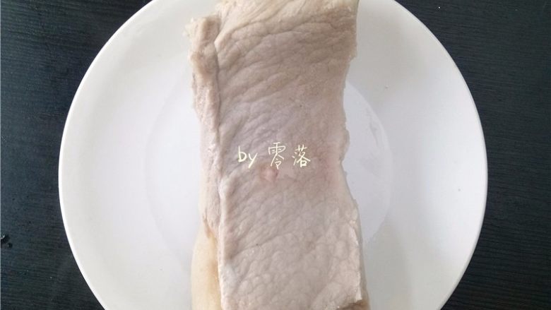 蒜苗回锅肉,猪后腿肉煮至筷子能轻易插透,关火盛出;
