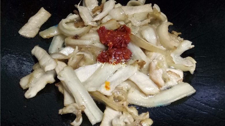 蒜苗回锅肉,放入<a style='color:red;display:inline-block;' href='/shicai/ 46964'>郫县豆瓣酱</a>,同肉片炒匀;