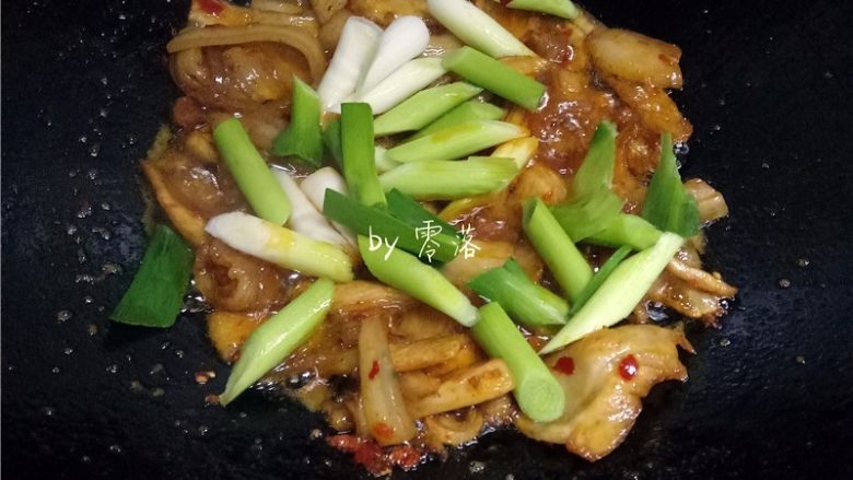 蒜苗回锅肉,肉片炒至9分熟,放入蒜白翻炒;