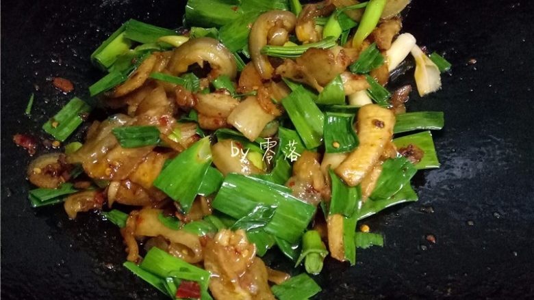 蒜苗回锅肉,再放入蒜苗翻炒;