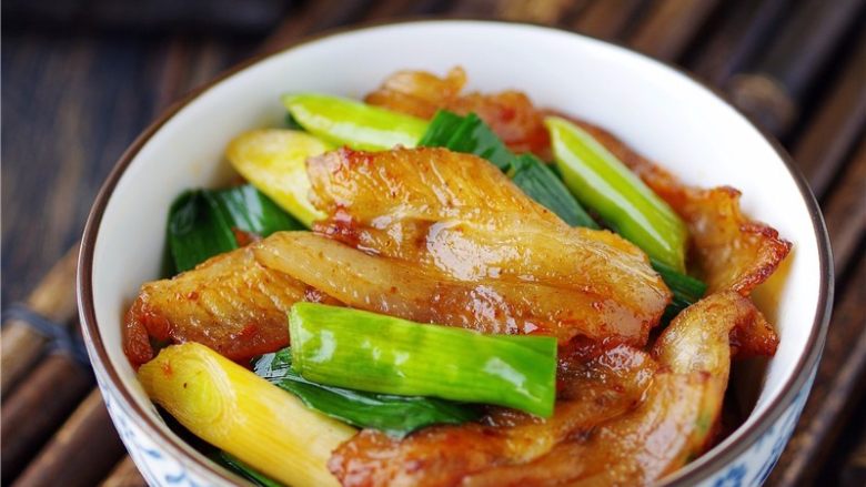 蒜苗回锅肉,调入适量盐,关火,起锅;【四川回锅肉】做好啦。