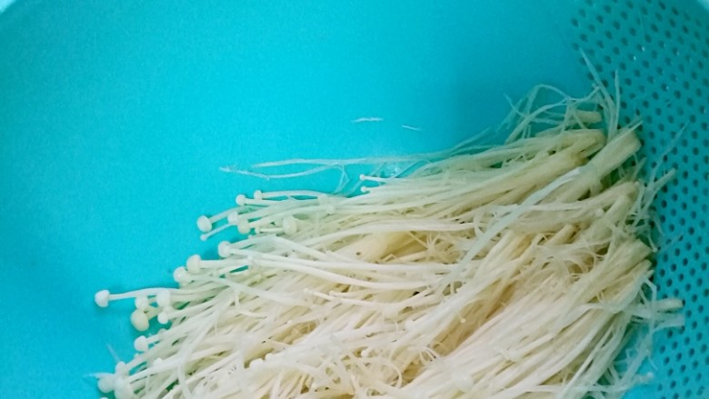 培根金针菇卷,<a style='color:red;display:inline-block;' href='/shicai/ 234'>金针菇</a>洗干净后沥干水份（我这个<a style='color:red;display:inline-block;' href='/shicai/ 234'>金针菇</a>没怎么沥干水份）