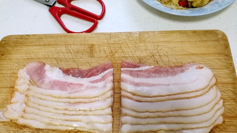 培根金针菇卷,用刀一分为二