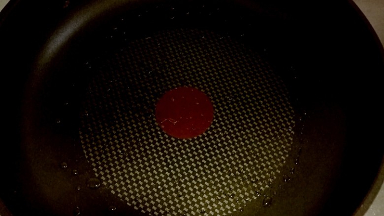 培根金针菇卷,锅烧热后给油(我给了点油)，其实不用给油了，因为老妈买的培根片有点肥)