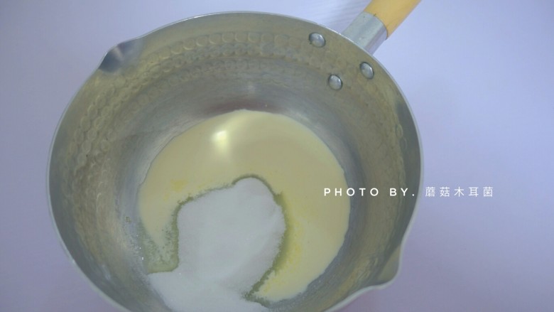 香酥抹茶曲奇,小锅中倒入40g<a style='color:red;display:inline-block;' href='/shicai/ 8197'>淡奶油</a>,加入50g细砂糖和1g盐。细砂糖的量可根据自己的口味增减,盐的量不需要那么精准,手指头拈一小撮即可。