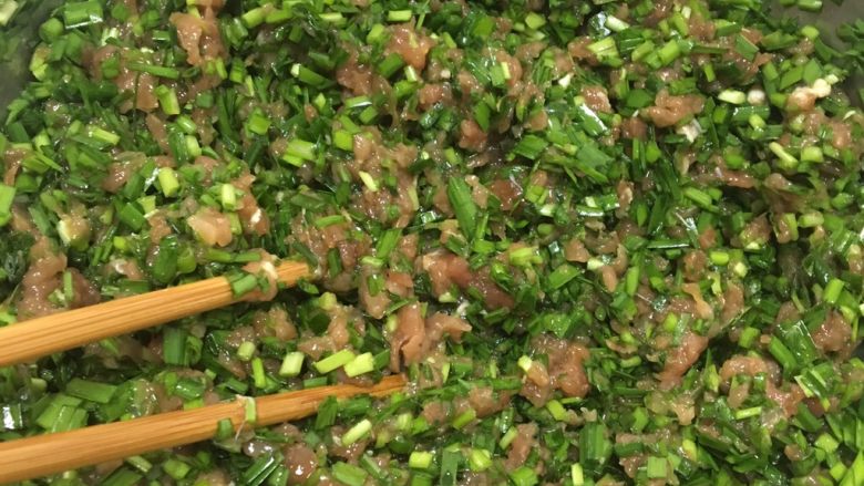 韭菜猪肉饺子,把小里脊剁碎，韭菜切碎，放入油，盐，十三香，酱油，鸡精拌匀即可包了