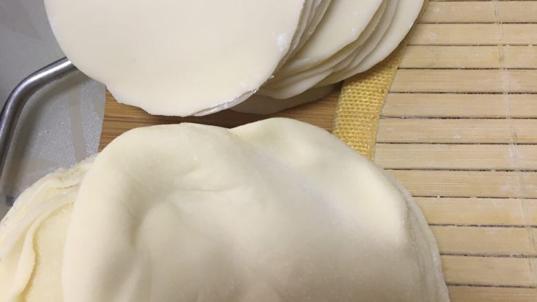 韭菜猪肉饺子,今天是买的皮