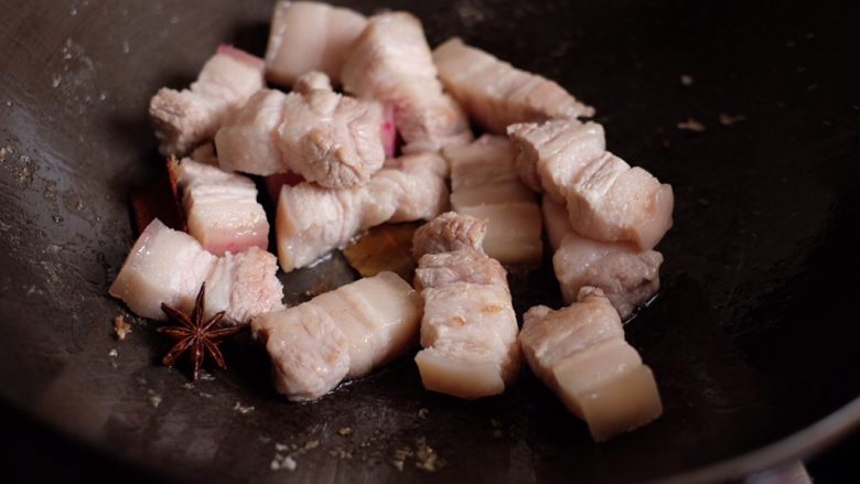 【再添一碗饭】の土豆炖猪肉,香料煸出香味后放入五花肉快,翻炒均匀(目的是让肉的表面都略煎一下,等会煮的时候可以锁住肉汁)