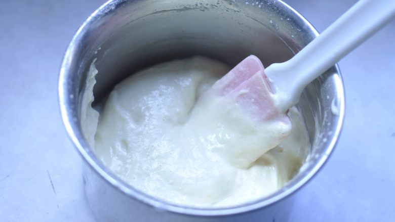 枣夹核桃蛋糕,9、划L翻拌至无干粉状态,提前打开烤箱预热