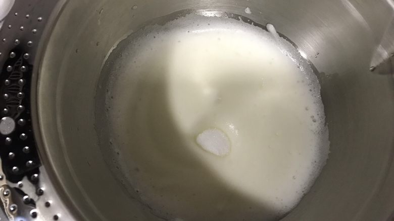 蓝天白云戚风,打发至细腻加入第二次细砂糖,继续高速打发。