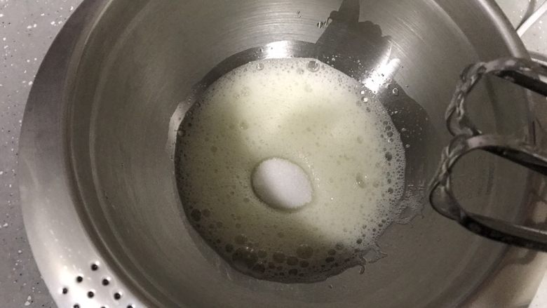蓝天白云戚风,烤箱上下火170度预热。
蛋清里加入几滴柠檬汁,打蛋器低速打发至鱼眼状,加入第一次细砂糖。继续高速打发。
