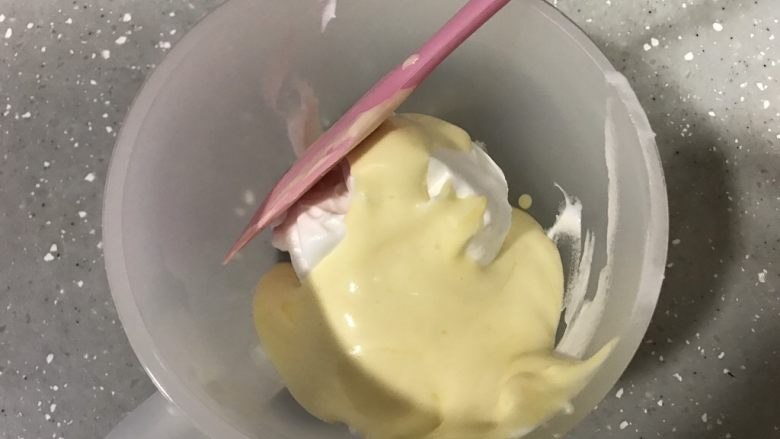 蓝天白云戚风,翻拌好的蛋糕糊倒入剩余蛋白霜,翻拌均匀。