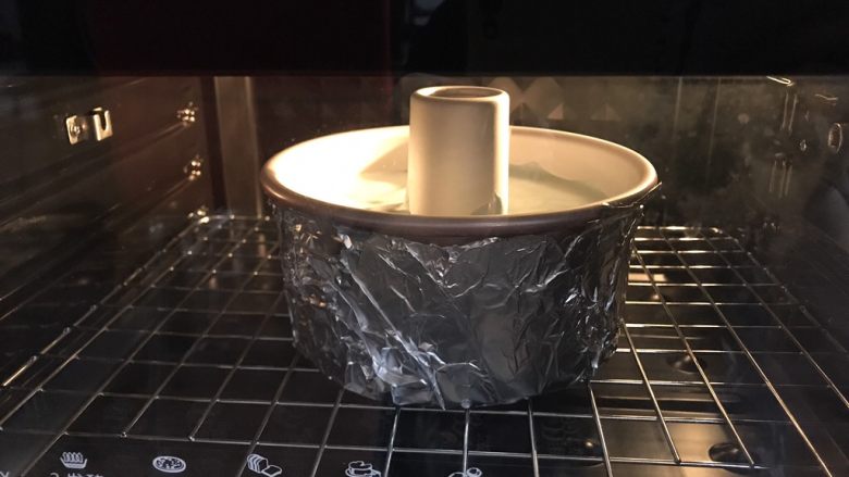 蓝天白云戚风,制作好的蛋糕糊放入烤箱下层,温度调回160度烤15分钟,转140度烤45分钟。