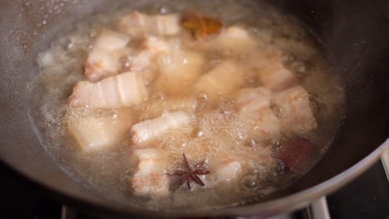 【再添一碗饭】の土豆炖猪肉,水烧开后转小火，炖煮十分钟（这个时候是不加任何调料的，这样肉煮得烂且快）