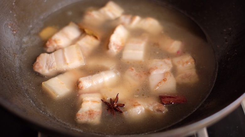 【再添一碗饭】の土豆炖猪肉,加水没过肉即可,大火烧开