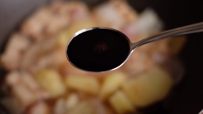 【再添一碗饭】の土豆炖猪肉,加入2勺生抽、1勺老抽,如图