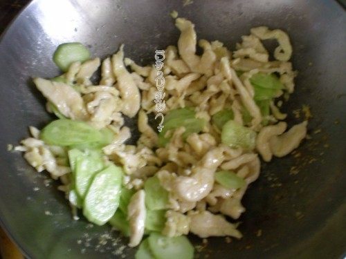 酸甜鸡丝炒青瓜,鸡肉炒变色,加盐和青瓜片