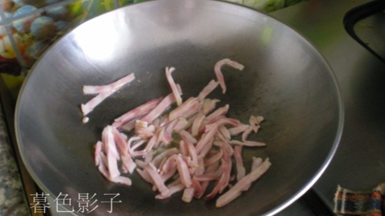 培根炒苦瓜,油热下培根翻炒