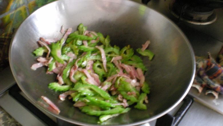 培根炒苦瓜,炒苦瓜和培根,它们混搭在一起的味道很好,可以出锅了。
