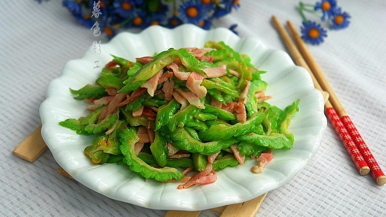 培根炒苦瓜,出锅,上菜
