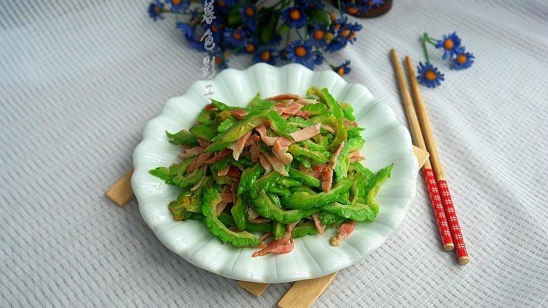 培根炒苦瓜,出锅上菜了