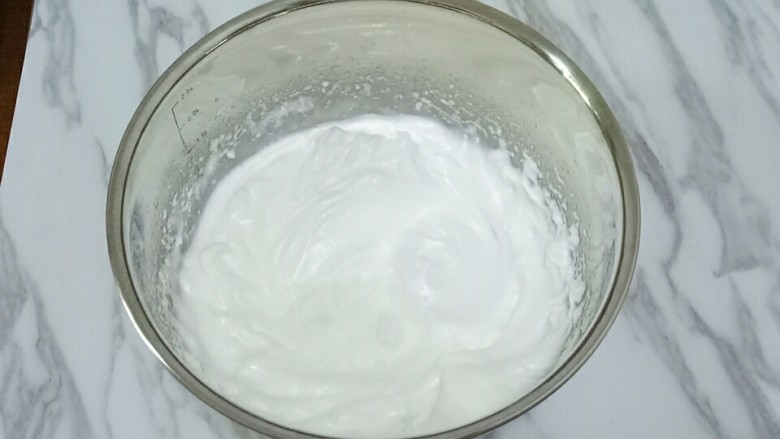 南瓜戚风蛋糕,然后继续高速打发,打发至湿性发泡时加入剩下的三分之一白砂糖
