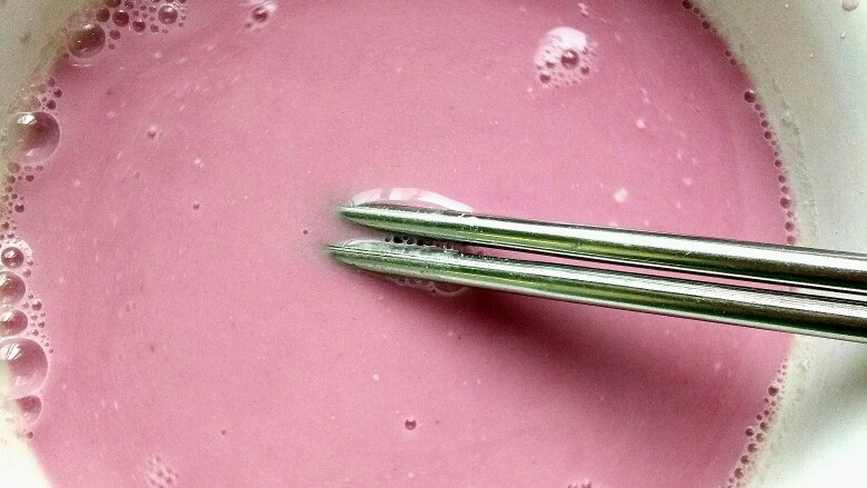 桂花千层马蹄糕,倒入其中一个盆中,成生熟浆