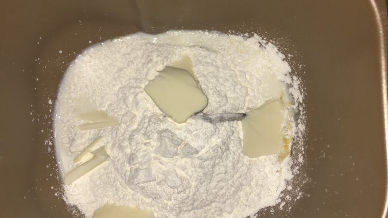 夹心肉松胚芽华夫饼(快手酵母版),所有材料混合均匀,我用的面包机,手揉都OK。一个程序即可。