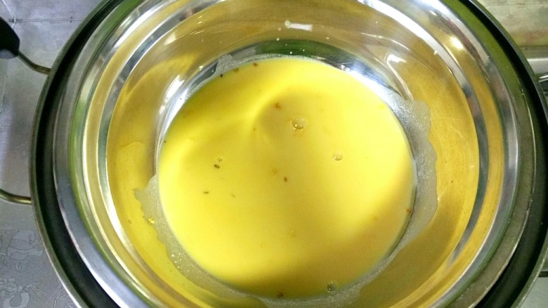 桂花千层马蹄糕,上笼蒸,先倒入一些生熟浆