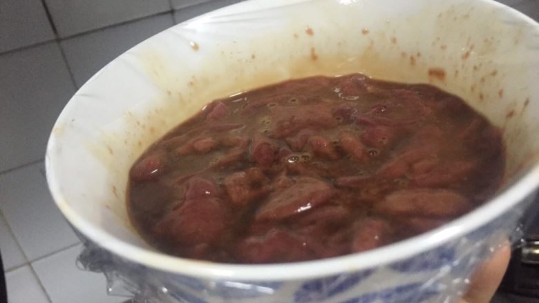 私房猪肝粥,拌匀,保鲜膜封好入冰箱冷藏一夜,入味和去腥