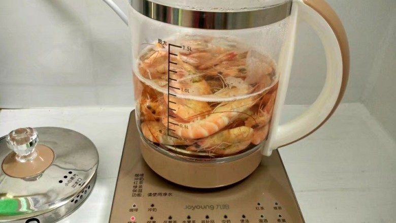 缤纷虾仁,<a style='color:red;display:inline-block;' href='/shicai/ 300'>虾</a>放入养生壶煮熟。(也可以用锅煮)